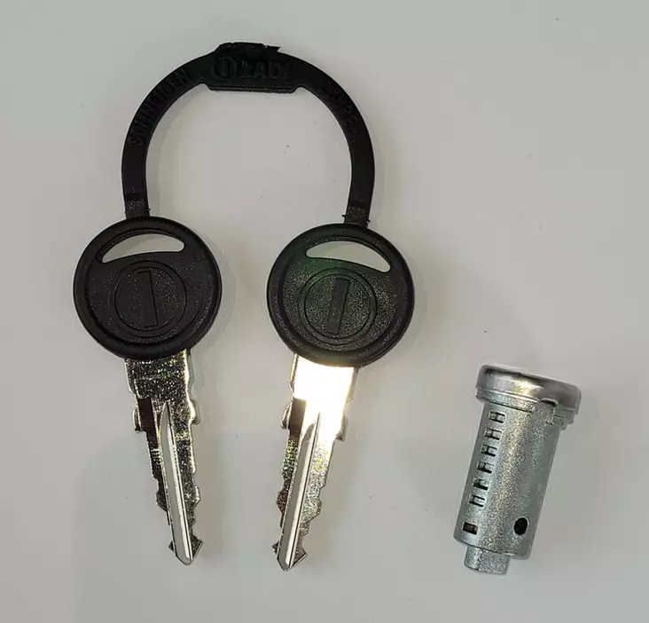 Lukkopesä+avainsarja Zadi 9001, 1 pesä, 2 avainta - Ovien ja luukkujen osat - 23748 - 1