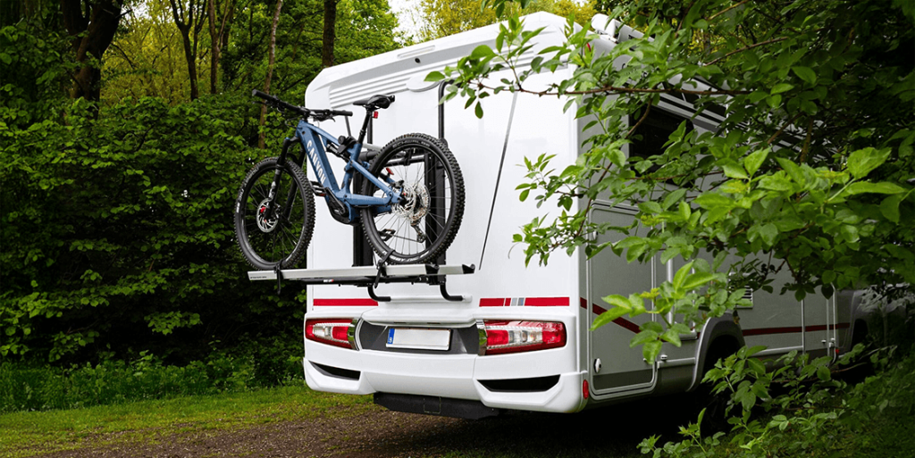 BR-Systems Lift sähköinen pyöräteline, asennettuna matkailuautoon, telineessä polkupyörä
