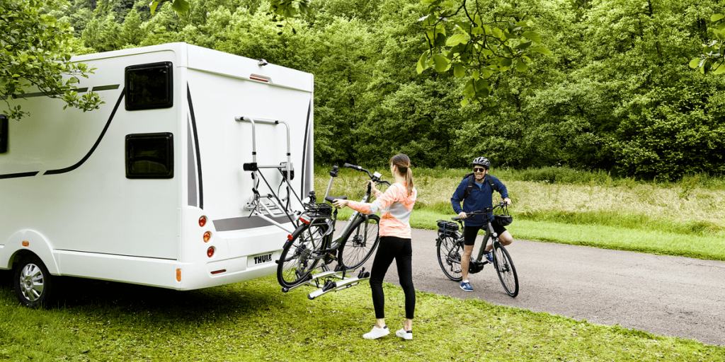 Thule Lift 12 V pyöräteline, henkilö nostamassa pyörää telineeseen